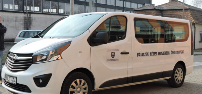 A Bátaszéki Német Nemzetiségi Önkormányzat kisbuszának átadási ünnepsége